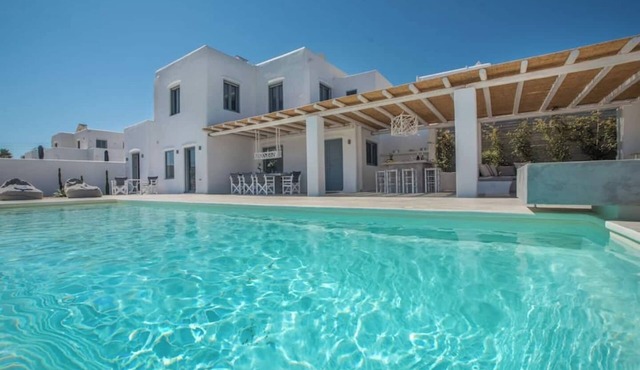 Dreamy Naxian Villa with pool and jacuzzi
