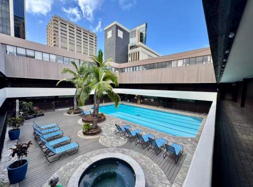Duplex Close to HPU Waikiki Pool Terrace Laundry One and Half Bath for 15person