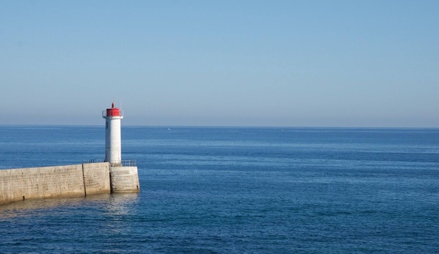 Duplex with terrace overlooking the bay and the large beach 20m away in Audierne