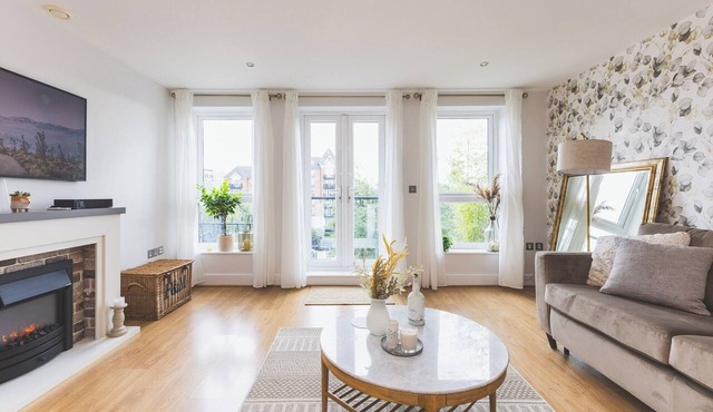 Elegant 2 BDR 2 Bath Apartment with Canal Views in Greater London