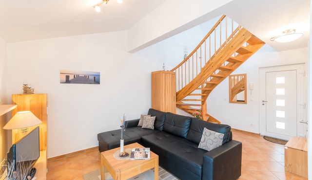 Elegant gallery apartment with south-facing balcony, just a few meters from the beach in Juliusruh