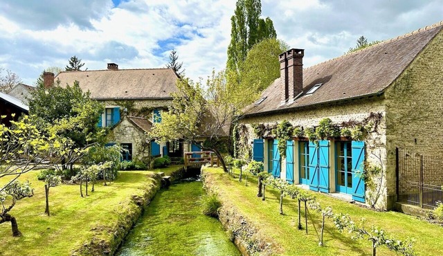 Elegant Mill Compound, 1 hr from Paris. Sleep 20, Events for 50 - an extra fee. in Méréville