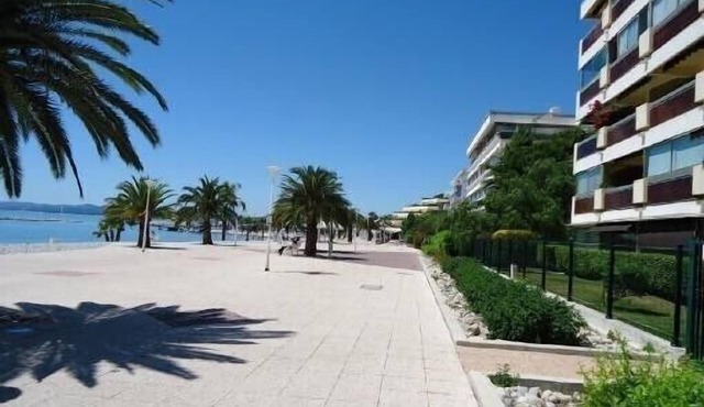 Exceptional Cote d'Azur, luxurious, 2 rooms, ground floor, direct beach access in Saint-Laurent-Du-Var