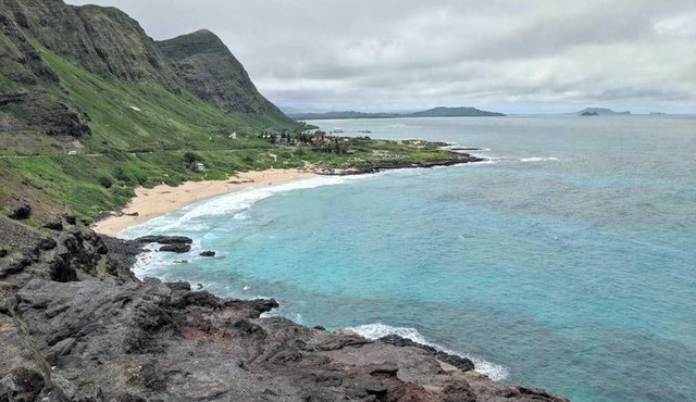 Family Comfort with Mountain Views & Hot Tub in Waimea