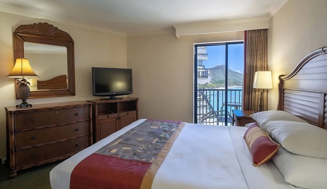 Family & Friends Getaway! 2 Great Units, Pool, Steps to Beach, Honolulu Zoo