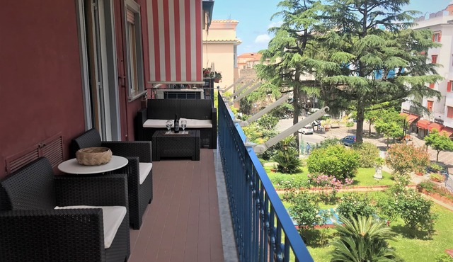 Fantastic apartment 10 minutes from the sea, central area of Sorrento freeWIFI