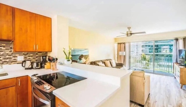 FREE parking, w pool, surfboard! NEW RENO! Fits 6
