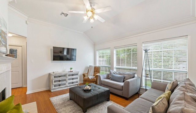 Full Home on Sunstone with fast WiFi and easy access. in Lafayette