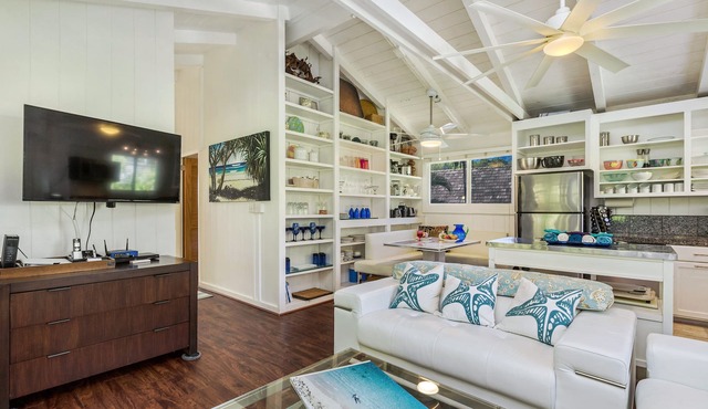 Gated cottage, 3 blocks to beach, A/C Close to Tunnels. Lots of outdoor space