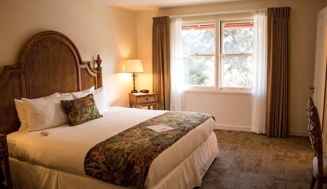 Get Ready for Blissful Getaway! Two Comfy Units for 4! Free Parking!