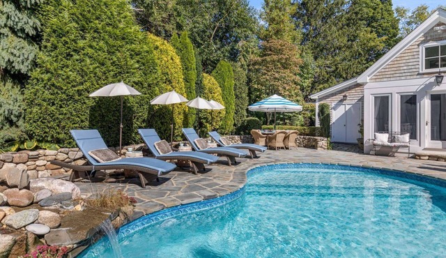 Glamorous Cabana: Poolside by day; Excellent Dining by night - perfect romantic getaway! in Newbury