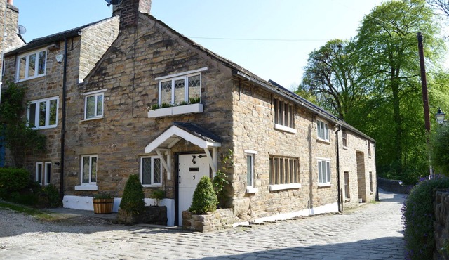 GOYT COTTAGE, pet friendly, with open fire in Marple Bridge