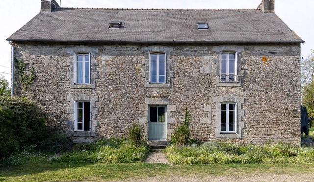 Grande maison 20 min plage, 14 personnes, 5 SDB, literie grand confort in Rosporden