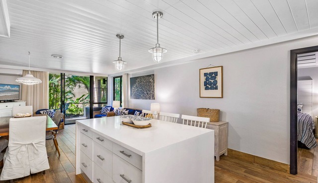 GROUND FLOOR, RENOVATED, AC ALL ROOMS, PICKLEBALL COURTS, AND STEPS TO BEACH