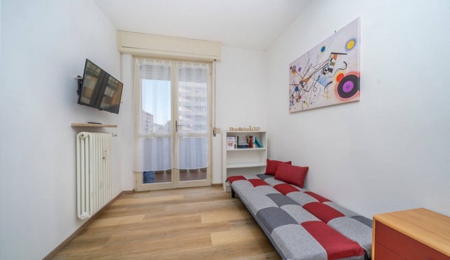 GuestHost - Aunt Dina APT - with Balcony & Private Garage