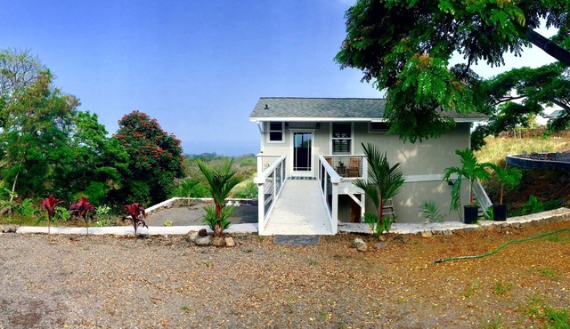 "Hale Maluhia" - Cottage with expansive ocean views in central Kailua Kona.