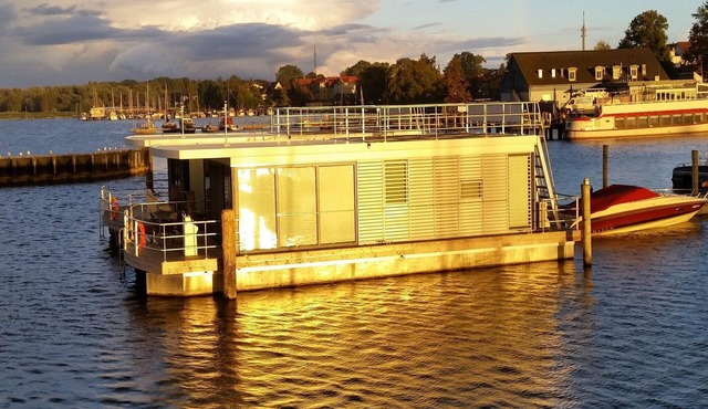 Hausboot Charlotte im Hafen in Ribnitz-Damgarten in Ribnitz-Damgarten