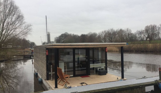 Hausboot für vier Personen mit Kamin und Terrasse by Interhome in Wilhelmshaven