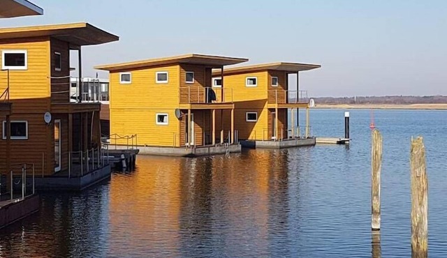 Hausboot in Kroeslin am Bodden in Kröslin