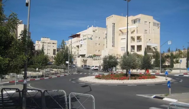 HEART OF JERUSALEM APARTMENT, WIFI , 2 BEDROOMS SLEEP 6+ people with parking. in Jerusalem