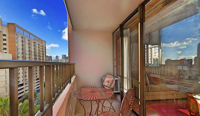 HEART OF WAIKIKI 1 BR CRN, NOT A STUDIO, FREE PKG NO RESORT FEE BEACH ITEMS
