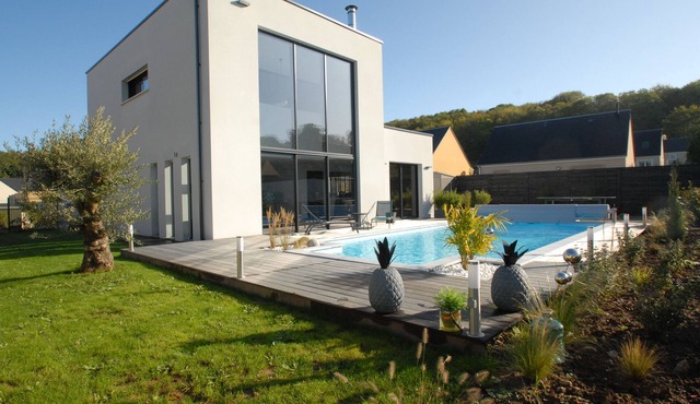 HIGH-END MODERN VILLA WITH PRIVATE POOL IN THE HEART OF OMAHA BEACH in Commes