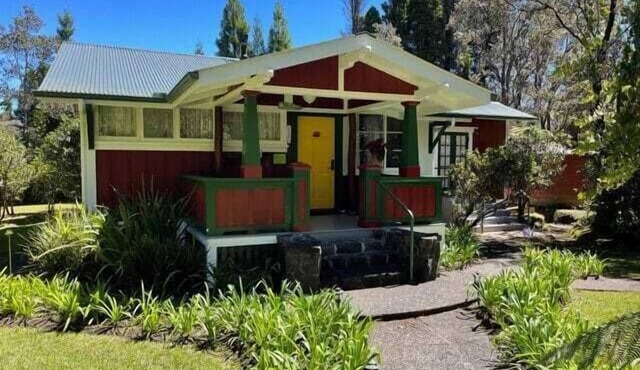 Historic Turn-of-the-Century Bungalow in the heart of Volcano Village.