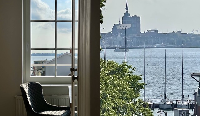 Holiday Apartment 'Panoramablick' with Sea View, Balcony and Wi-Fi in Altefähr