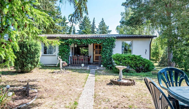 Holiday Home 'Bungalow an der Havel' with Private Terrace and Garden