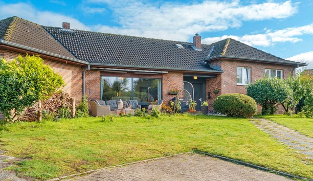 Holiday Home 'Küstenglück' with Private Terrace, Shared Garden and Wi-Fi in Wilhelmshaven