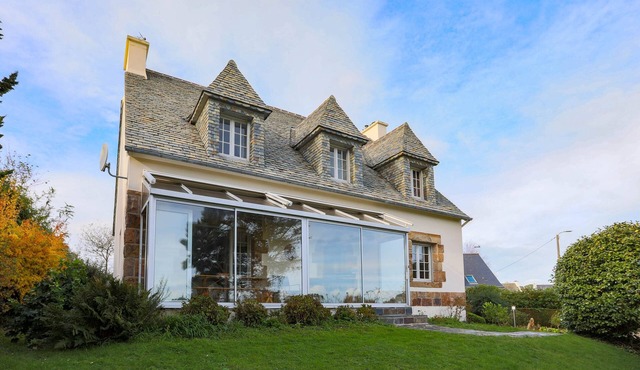 Holiday Home 'Les Camelias' with Sea View, Private Terrace and Balcony in Locquirec