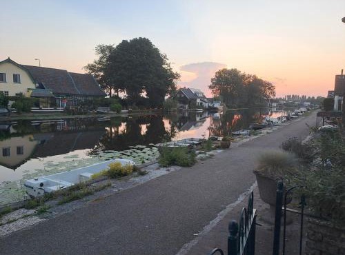 House 76m2 garden on the river with air conditioning in Nieuwerbrug