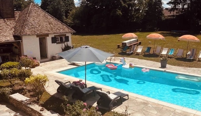 House with Pool & Tennis 50min from Paris 2ha Estate - 9 Bedrooms - Sleeps 14 in Bourdonné