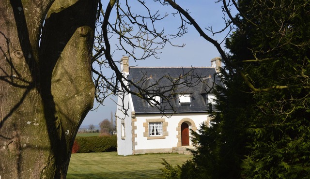 House with spacious garden and open views over the countryside. in Gouézec