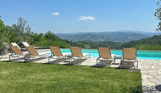 House with sweeping vineyard views in Piedmont in Montabone