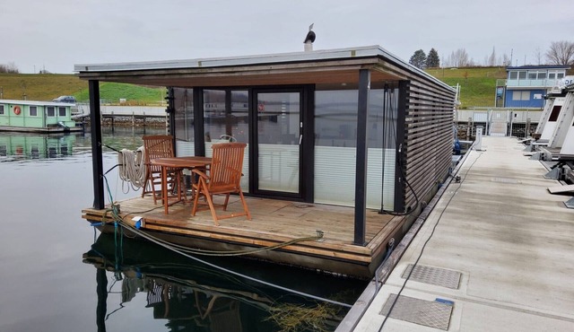 Houseboat "Geiselruh" with Lake View, Terraces & Wi-Fi in Braunsbedra