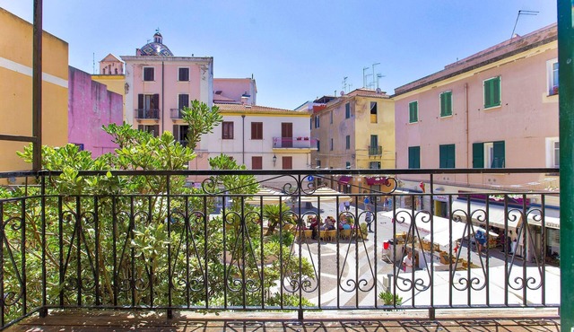 In Alghero in the historic center on the square, large and bright apartment in Alghero