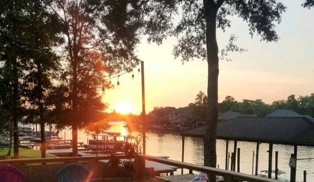 "Island Time" Riverfront cottage in Saint Amant