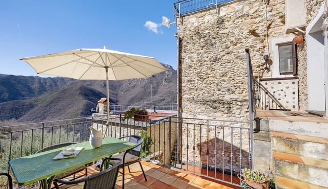 Apartment 'La Casa Della Lavanda' with Mountain View, Private Terrace and Wi-Fi in Castelvecchio di Rocca Barbena