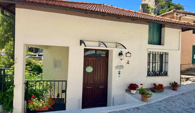 Apartment 'Al Frantoio' with Private Garden in Castelvecchio di Rocca Barbena