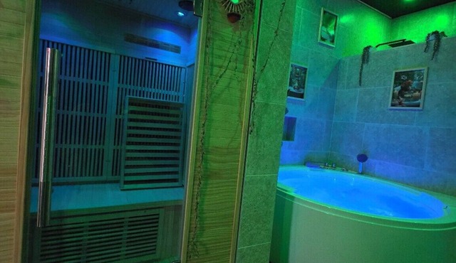 Jungle Spa Suite-Sauna & Spa in Château-Thierry