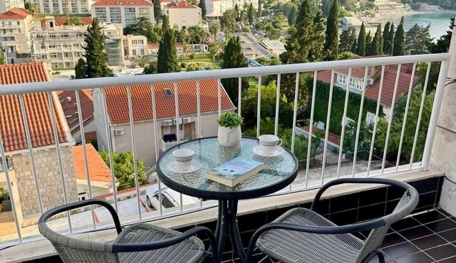 KABLAR'S SUNNY SUITES 1BR APT with balcony and sea view