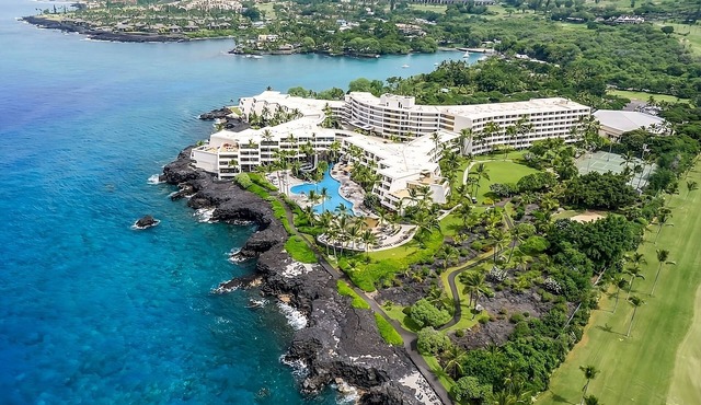 Kailua-Kona Getaway! 2 Sleek Units, 2 Pools, Oceanfront, Onsite Restaurant/Bar!