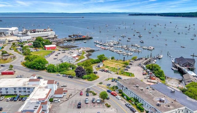 King w/Balcony + Free Breakfast & Parking in Rockland