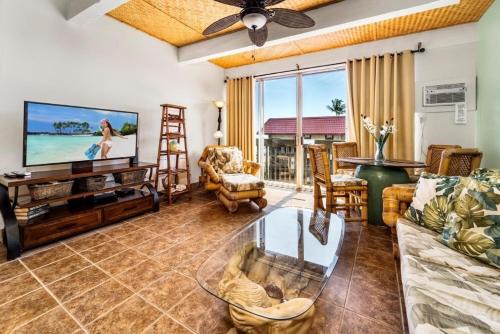Kona Bay View Condo, Pool, Lanai, Walk to Town and Dining, AC, Free Parking