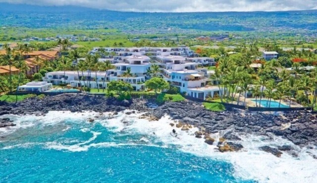 Kona | Couples Hawaii Coast Stay | Pool + Views