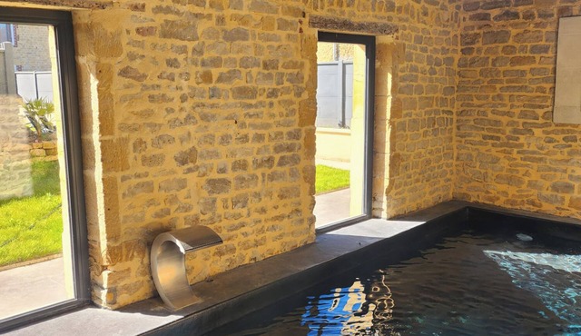 L'Atypique - Heated pool in a stone house with unusual spaces in Floing