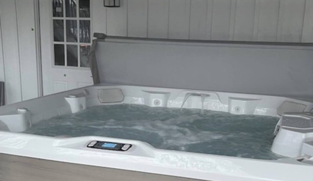 Lakefront properties with private beach, hot tub, dock, kayaks, grill & firepit in Gray