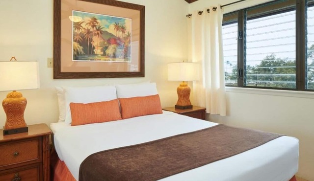 Look No More! Spacious Room w/ Private Balcony, Pool, Parking, Close to Beach
