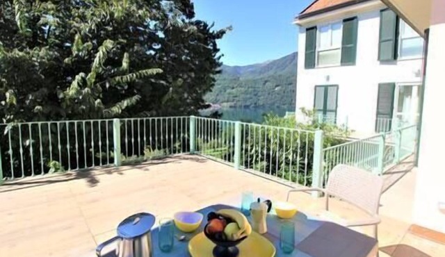 Looking for a lake view, potrai rilassarti sulla terrazza ammirando il lago in Crabbia